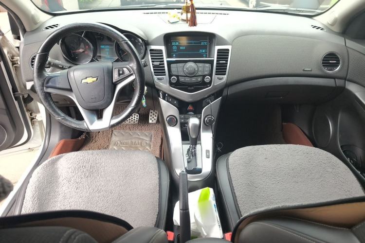 Used Chevrolet Cruze 2013 Hatchback 1.6T Automatic Flagship Model Center Console