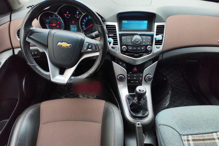 Used Chevrolet Cruze 2013 Hatchback 1.6L Manual Luxury Model Center Console