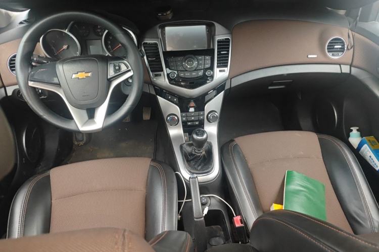 Used Chevrolet Cruze 2013 Hatchback 1.6L Manual Luxury Model Center Console