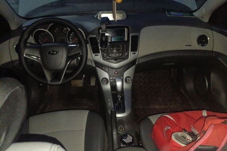 Used Chevrolet Cruze 2013 1.8L SE AT Center Console