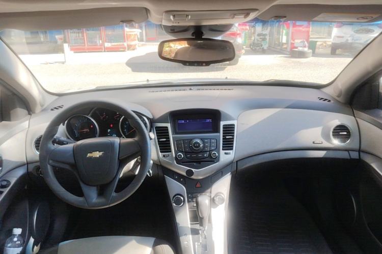 Used Chevrolet Cruze 2013 1.8L SE AT Center Console