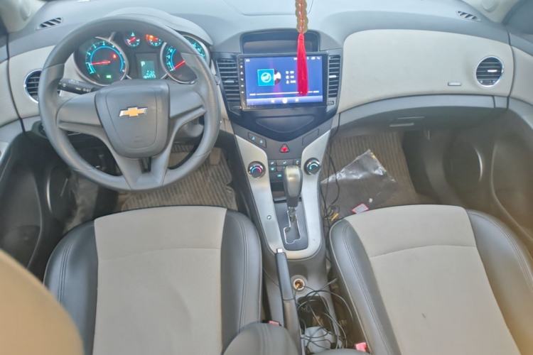 Used Chevrolet Cruze 2013 1.8L SE AT Center Console