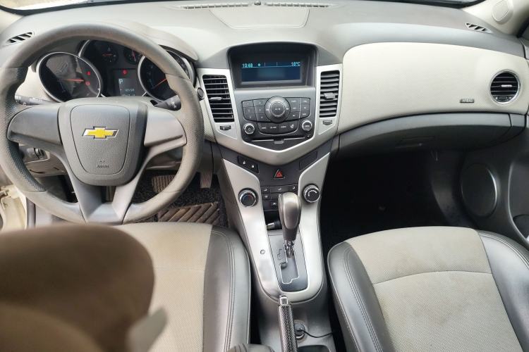 Used Chevrolet Cruze 2013 1.8L SE AT Center Console