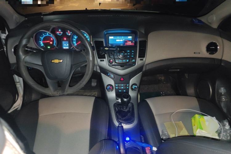 Used Chevrolet Cruze 2013 1.6L SE MT Center Console