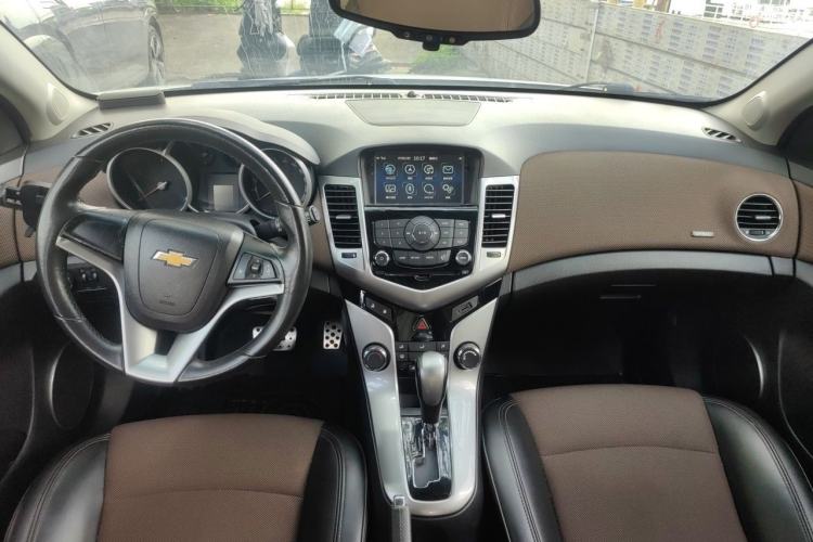 Used Chevrolet Cruze 2013 Hatchback 1.6L Automatic Luxury Model Center Console