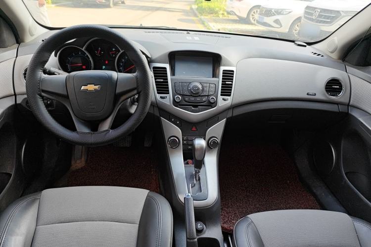 Used Chevrolet Cruze 2013 1.8L SE AT Center Console