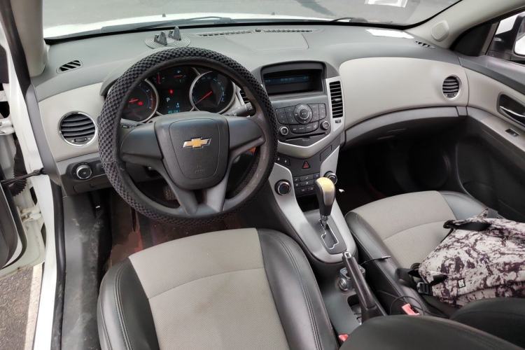 Used Chevrolet Cruze 2013 1.6L SL Grand Edition Automatic Center Console