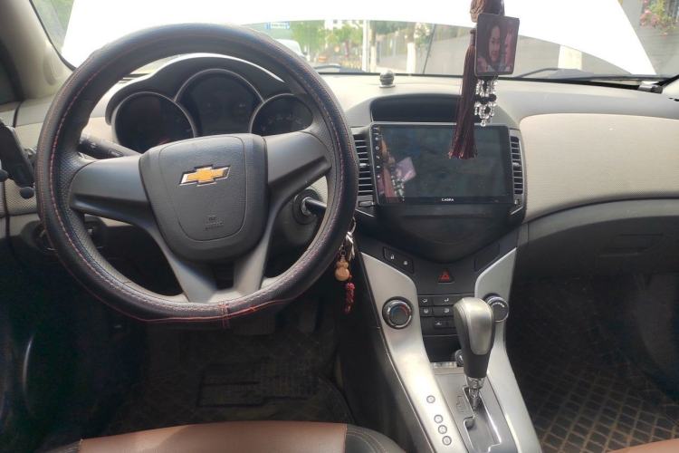 Used Chevrolet Cruze 2013 1.8L SE AT Center Console