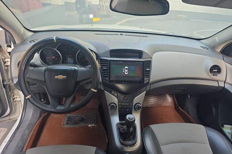 Used Chevrolet Cruze 2013 1.6L SL Grand Edition Manual Transmission Center Console