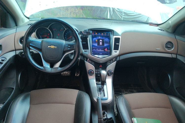 Used Chevrolet Cruze 2013 Hatchback 1.6L Automatic Luxury Model Center Console