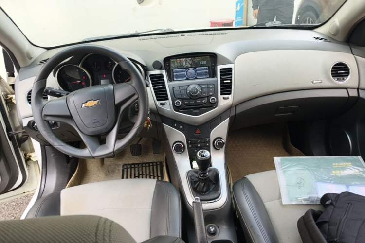 Used Chevrolet Cruze 2013 1.6L SE MT Center Console