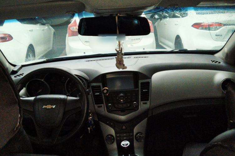 Used Chevrolet Cruze 2013 1.6L SL MT Center Console