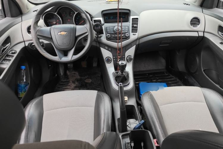 Used Chevrolet Cruze 2013 1.6L SL MT Center Console
