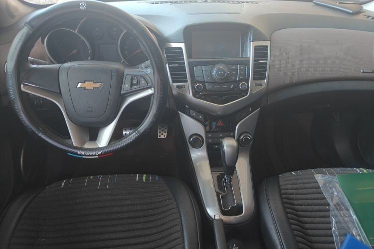 Used Chevrolet Cruze 2013 Hatchback 1.6L Automatic Luxury Model Center Console