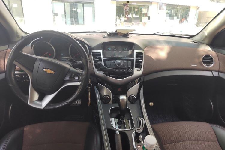 Used Chevrolet Cruze 2013 Hatchback 1.6L Automatic Luxury Model Center Console