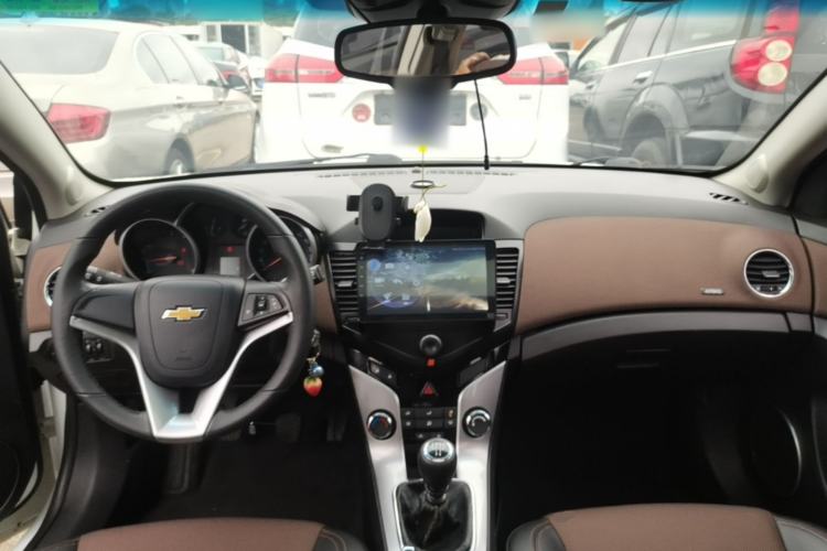 Used Chevrolet Cruze 2013 Hatchback 1.6L Manual Luxury Model Center Console