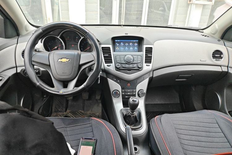 Used Chevrolet Cruze 2013 1.6L SE MT Center Console