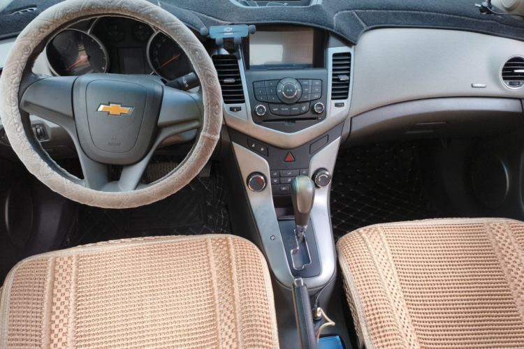 Used Chevrolet Cruze 2013 1.8L SE AT Center Console