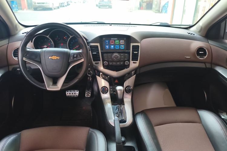 Used Chevrolet Cruze 2013 Hatchback 1.6L Automatic Luxury Model Center Console