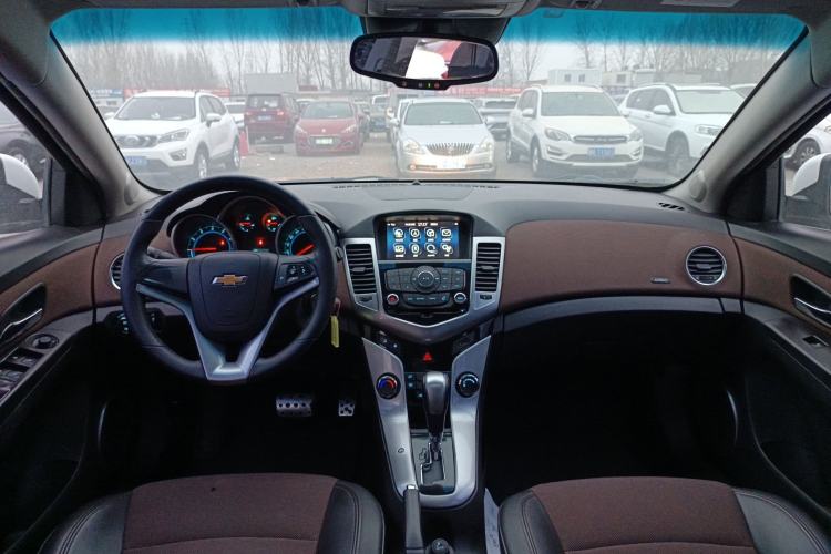 Used Chevrolet Cruze 2013 Hatchback 1.6L Automatic Luxury Model Center Console