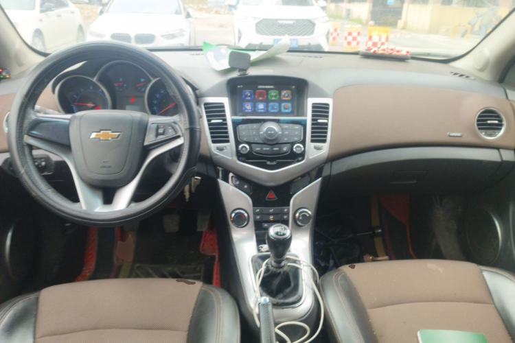 Used Chevrolet Cruze 2013 Hatchback 1.6L Manual Luxury Model Center Console