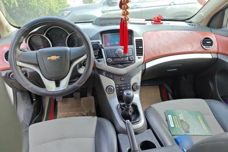 Used Chevrolet Cruze 2013 1.6L SL MT Center Console