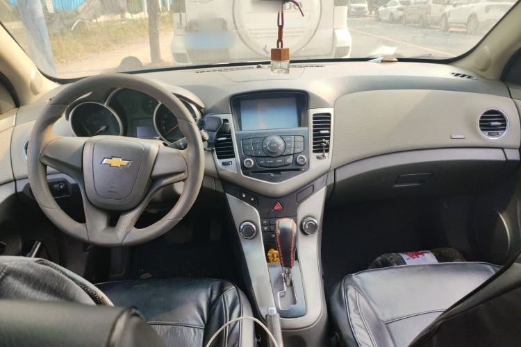 Used Chevrolet Cruze 2013 1.8L SE WTCC Edition AT Center Console
