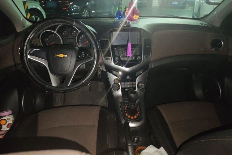 Used Chevrolet Cruze 2013 Hatchback 1.6L Manual Luxury Model Center Console