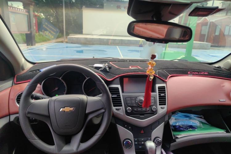 Used Chevrolet Cruze 2013 1.8L SE AT Center Console