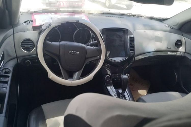 Used Chevrolet Cruze 2013 1.8L SE AT Center Console