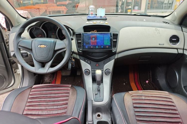Used Chevrolet Cruze 2013 1.8L SE AT Center Console
