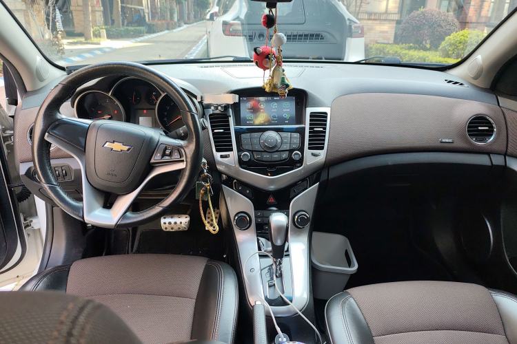 Used Chevrolet Cruze 2013 Hatchback 1.6L Automatic Luxury Model Center Console