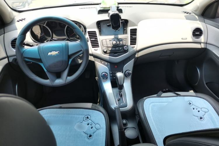 Used Chevrolet Cruze 2013 1.8L SE AT Center Console