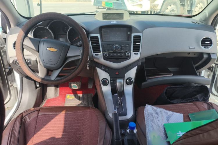 Used Chevrolet Cruze 2013 1.8L SE AT Center Console