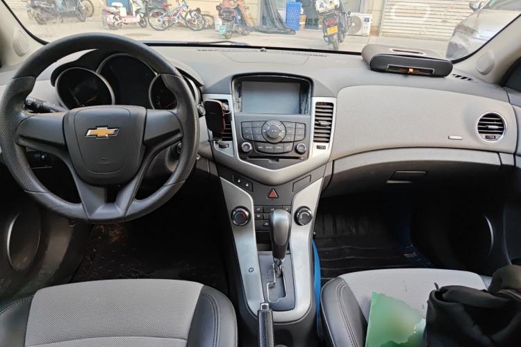 Used Chevrolet Cruze 2013 1.8L SE AT Center Console