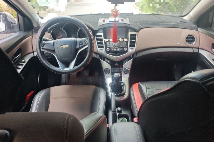 Used Chevrolet Cruze 2013 Hatchback 1.6L Manual Luxury Model Center Console