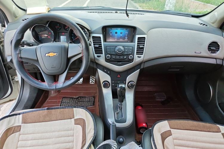 Used Chevrolet Cruze 2013 1.8L SE AT Center Console