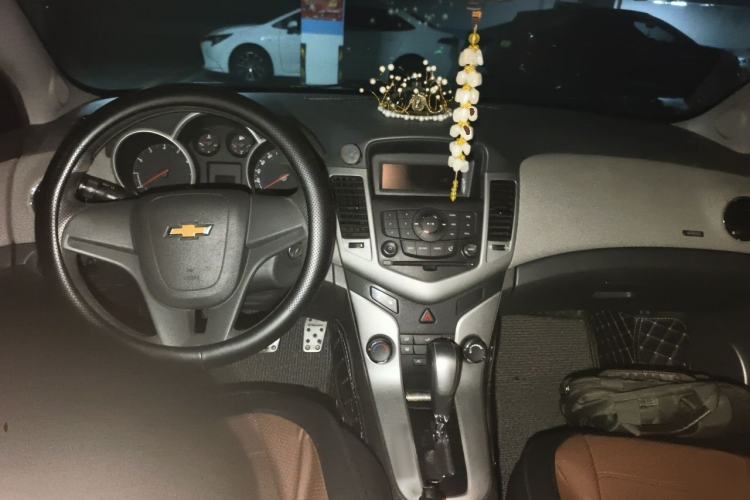 Used Chevrolet Cruze 2013 1.8L SE AT Center Console