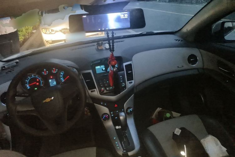 Used Chevrolet Cruze 2013 1.8L SE AT Center Console