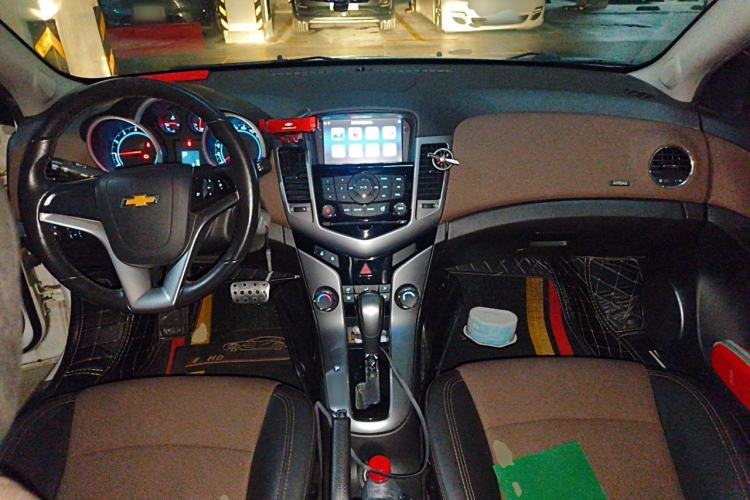 Used Chevrolet Cruze 2013 Hatchback 1.6L Automatic Luxury Model Center Console