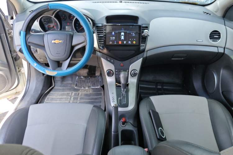 Used Chevrolet Cruze 2013 1.6L SE AT Center Console