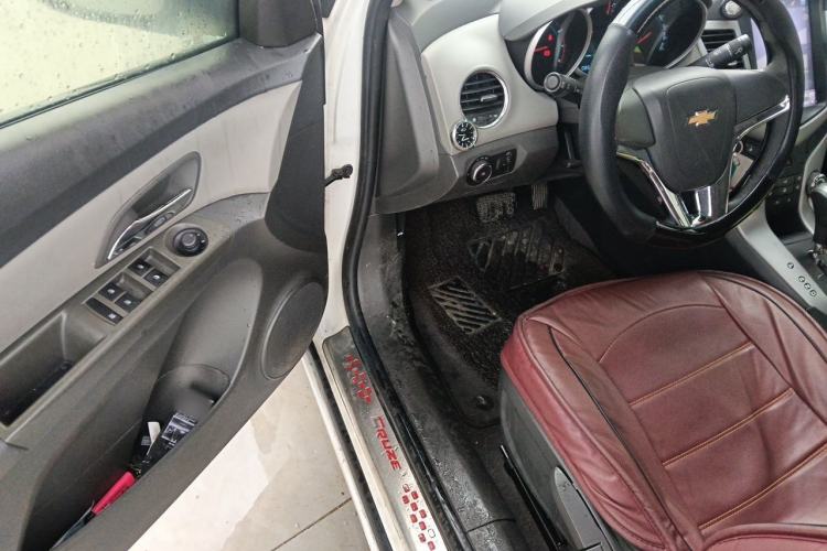 Used Chevrolet Cruze 2013 1.6L SL Sunroof Edition MT Driver Seat