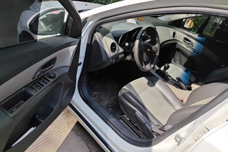Used Chevrolet Cruze 2013 1.6L SL MT Driver Seat