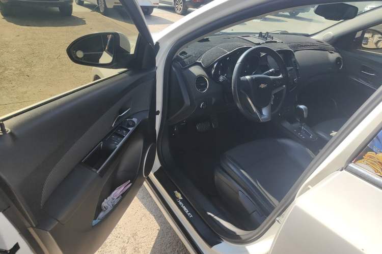 Used Chevrolet Cruze 2013 Hatchback 1.6T Automatic Flagship Model Driver Seat