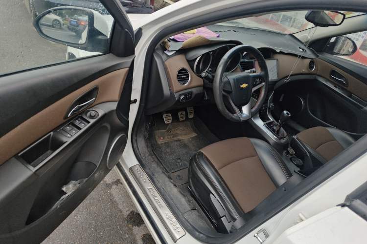 Used Chevrolet Cruze 2013 Hatchback 1.6L Manual Luxury Model Driver Seat