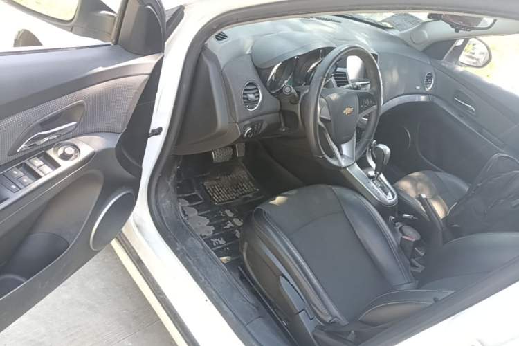 Used Chevrolet Cruze 2013 Hatchback 1.6T Automatic Flagship Model Driver Seat