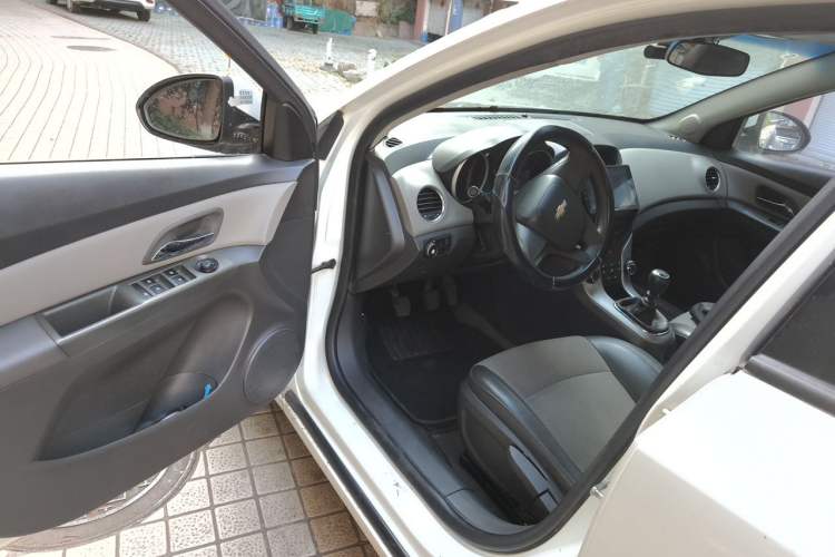 Used Chevrolet Cruze 2013 1.6L SL MT Driver Seat
