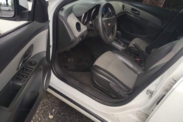 Used Chevrolet Cruze 2013 1.6L SE AT Driver Seat