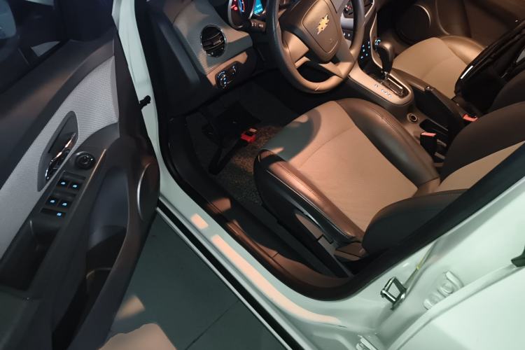 Used Chevrolet Cruze 2013 1.8L SE AT Driver Seat