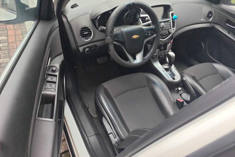 Used Chevrolet Cruze 2013 Hatchback 1.6T Automatic Flagship Model Driver Seat